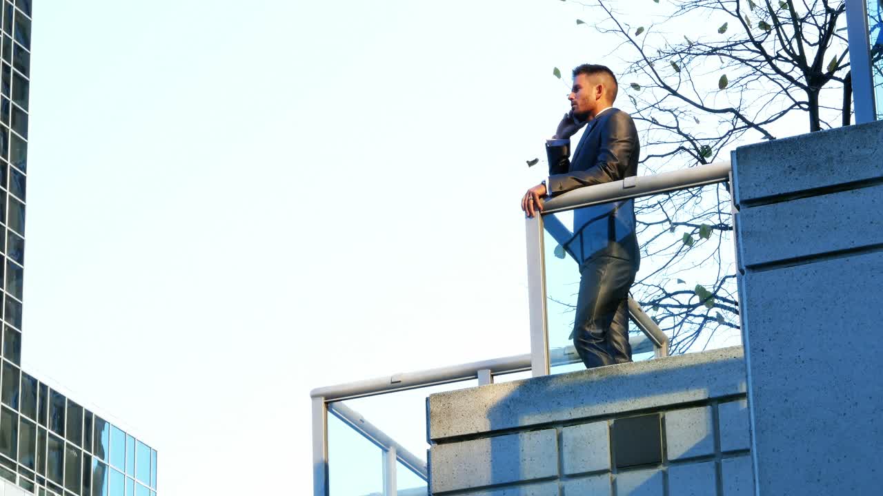 hombre de negocios hablando por teléfono móvil