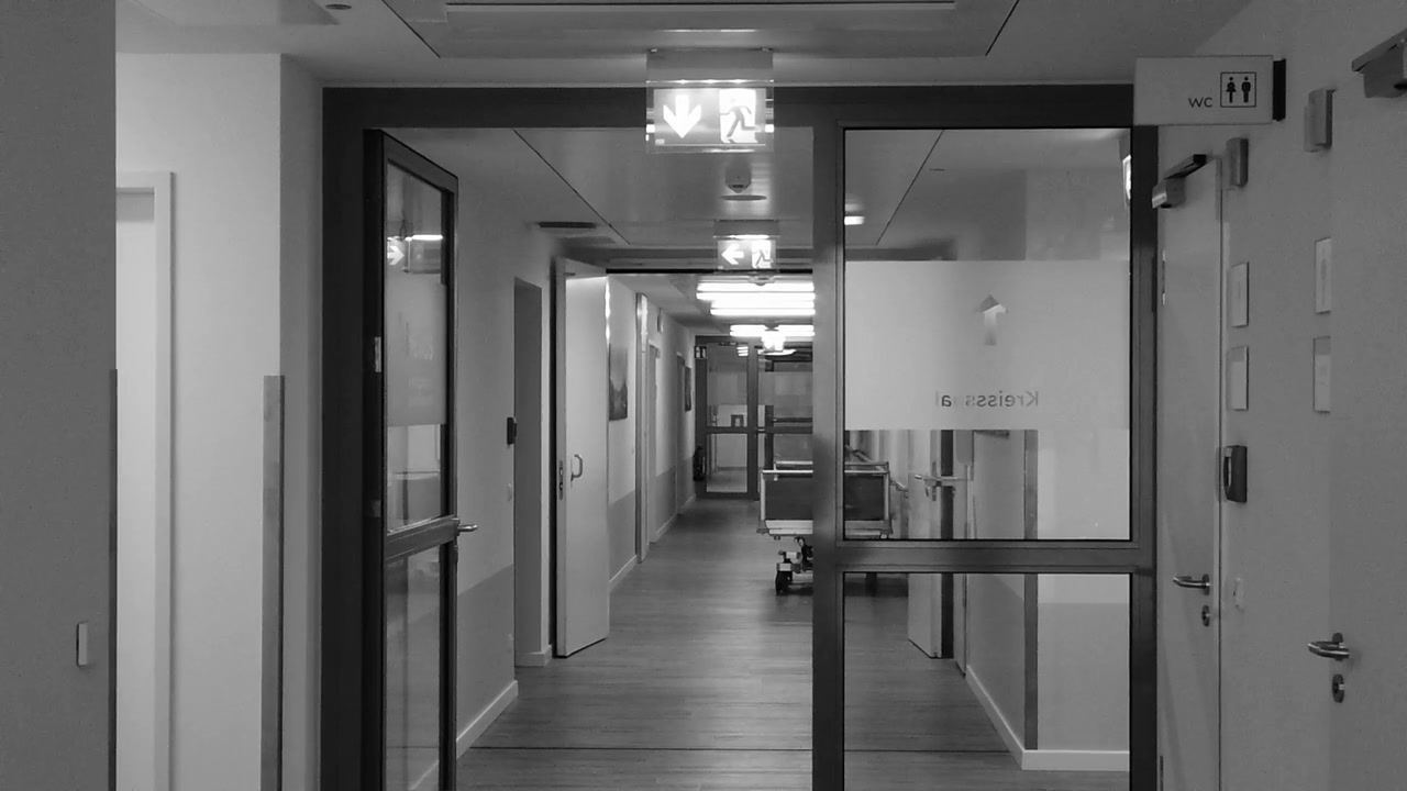 Corredor de Hospital Vazio, Preto e Branco