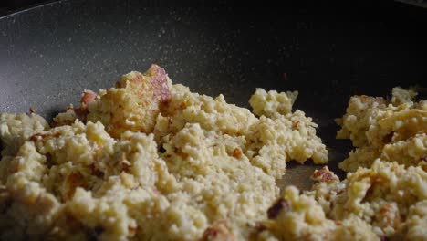 cocinar y revolver avena con queso en una sartén