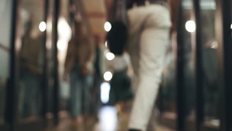 ⁇ 기, 비즈니스 사람들과 흐릿한 사무실