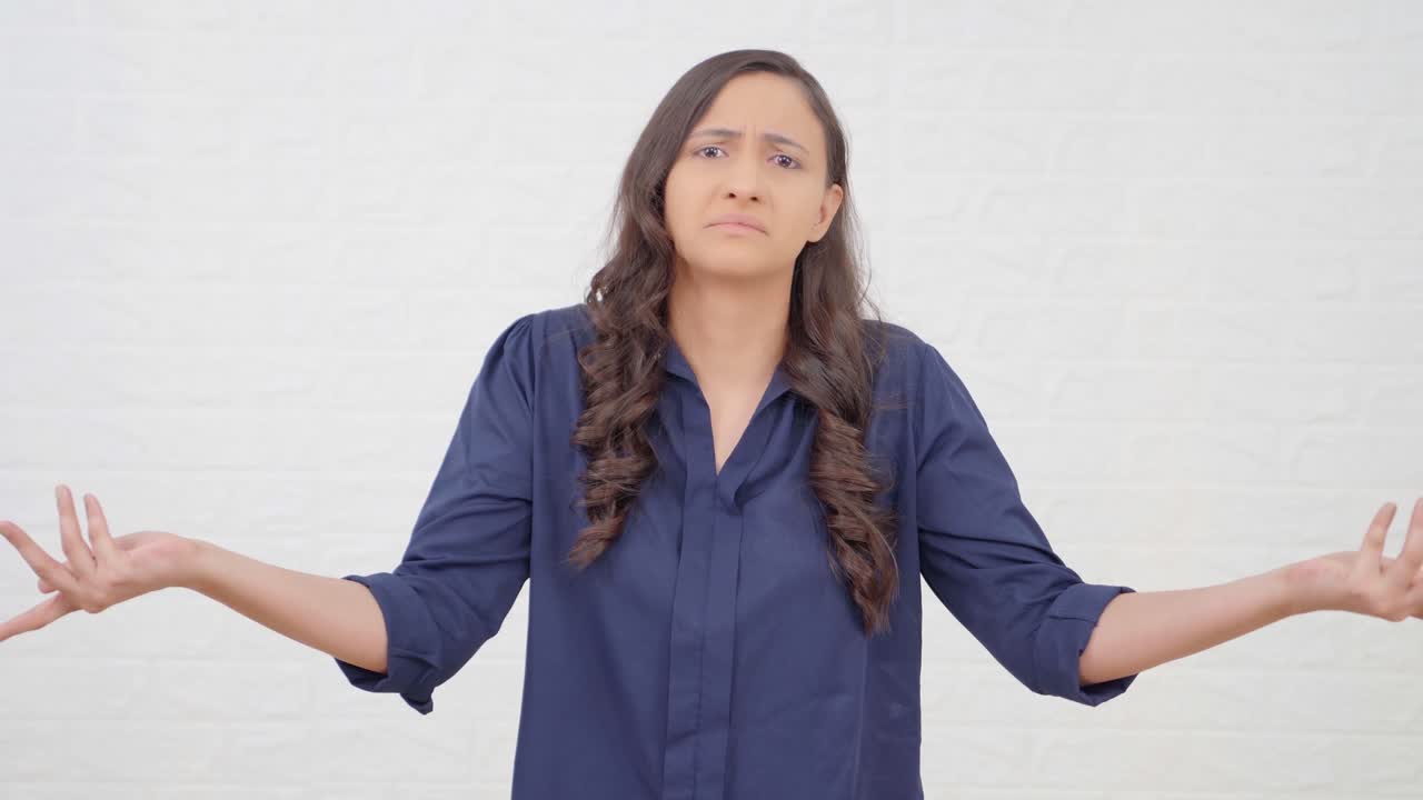 chica india confundida haciendo preguntas