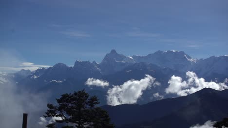 el lapso de tiempo del día del movimiento de nubes sobre toda la cordillera de kanchenjunga en el este de nepal