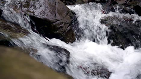 Schöner-Bergwasserfall.-Wasserstrom-Fließt-Zwischen-Steinen