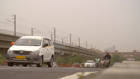 Starker-Verkehr-Auf-Indischer-Autobahn