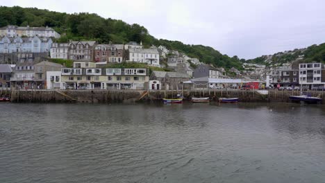 toma panorámica mirando a través del estuario del looe hasta el histórico pueblo pesquero de looe, cornualles, inglaterra, reino unido.