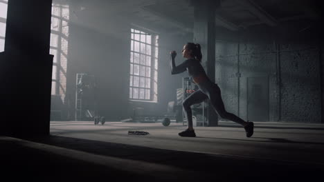 Culturista-Practicando-Ejercicios-De-Botín-En-El-Gimnasio.-Chica-Haciendo-Sentadillas-Con-Estocadas