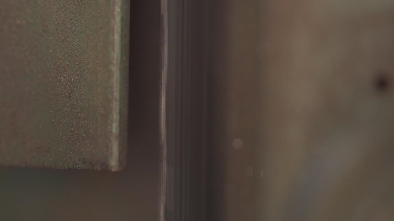 제조 공정 중에 작동하는 산업용 띠톱날