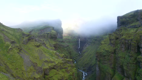 Imágenes-Suaves-De-Drones-Que-Vuelan-A-Través-Del-Profundo-Cañón-Islandés-Mulagljufur,-Con-Una-Espectacular-Cascada-Hangandifoss-Al-Final-Del-Cañón,-En-La-Región-Sur,-Con-Rviericeland