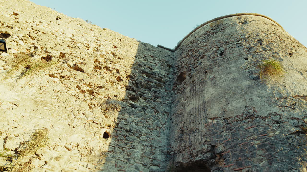 칼라브리아에 있는 노르만 성의 성벽과 방어탑.