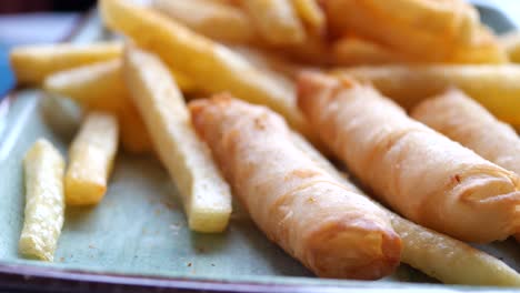 borek frito y patatas fritas
