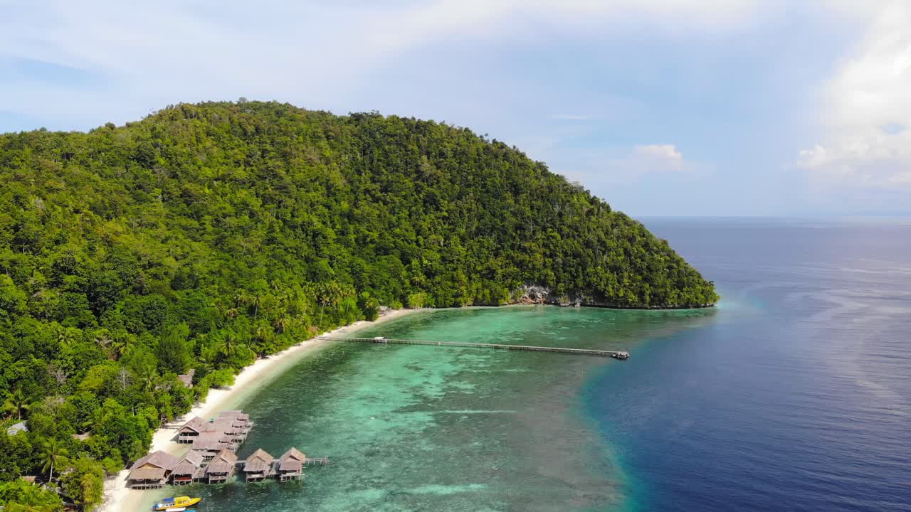 vista aérea de bungalows de playa en la isla de kri, raja ampat, indonesia