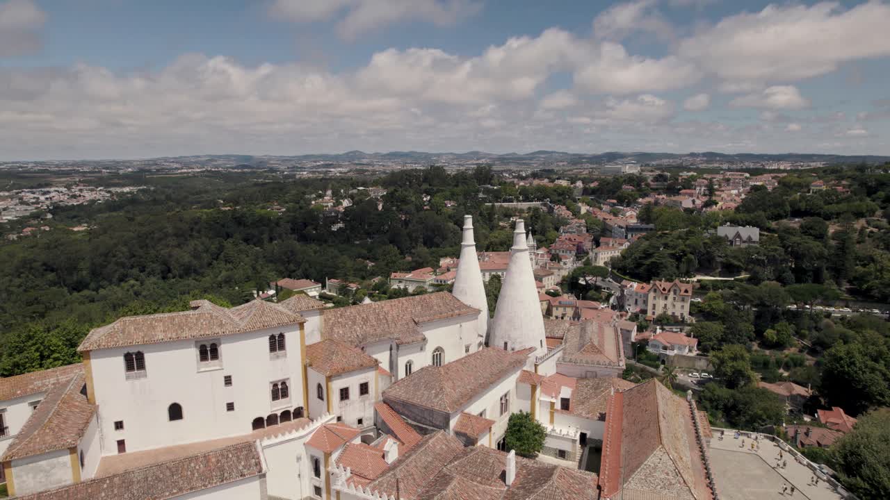 el palacio de sintra, también llamado palacio de la ciudad, la residencia real medieval mejor conservada de portugal