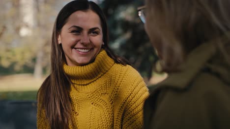 Cierra-A-Una-Mujer-Caucásica-Hablando-Con-Una-Mujer-Mayor-En-El-Parque.