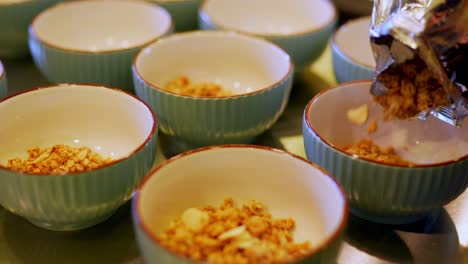 Pequeños-Tazones-De-Cerámica-Azul-Claro-Con-Granola-Que-Se-Preparan-Para-El-Desayuno-En-Un-Hotel