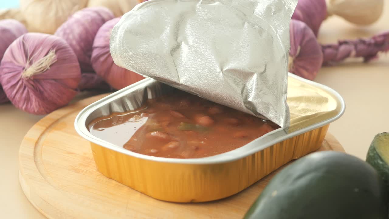 Canned beans with avocado and garlic