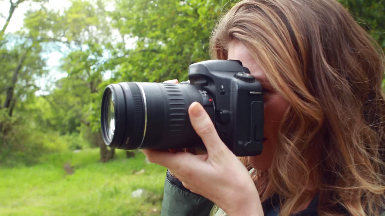 사진을 찍는 산책 중 미소 짓는 여자