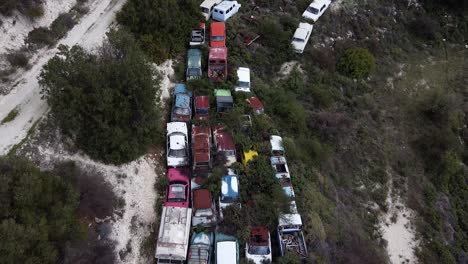 retroceso aéreo sobre autos antiguos en un depósito de chatarra