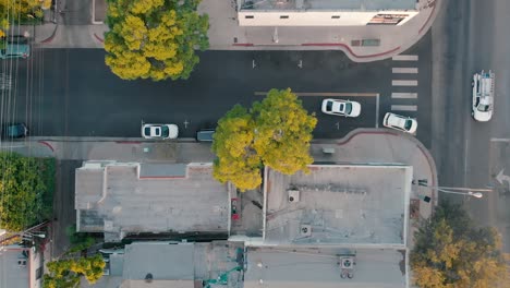 Ángulo-De-Arriba-Hacia-Abajo-Del-Paso-Elevado-Cercano-De-Drones-De-West-Hollywood,-California