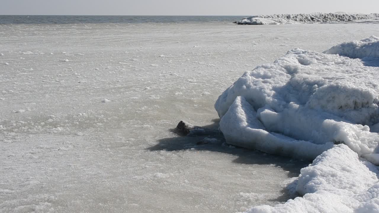 Ghiaccio e onda, mare. Ripresa in inverno