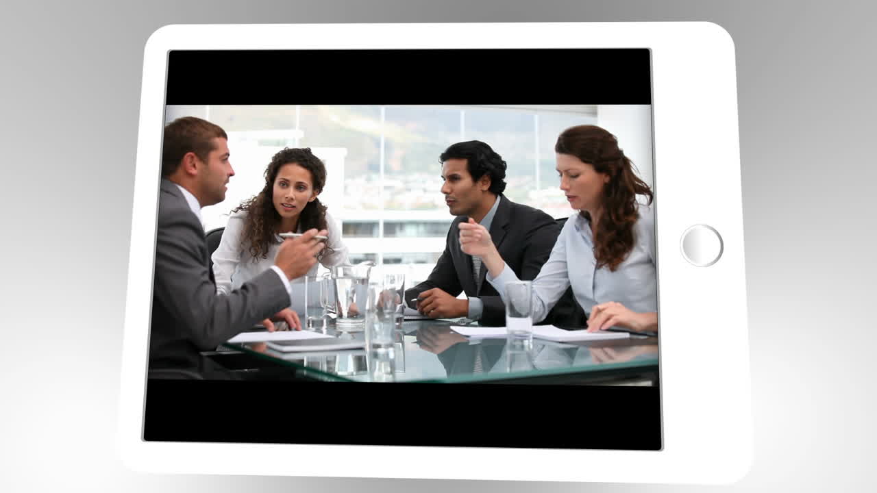 태블릿은 두 개의 단편 비즈니스 영화를 보기 위해 사용되고 있습니다.