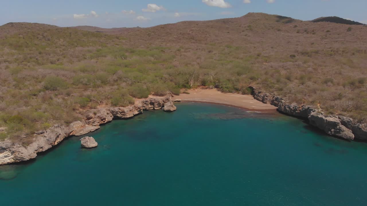 increíble vista de drones de la playa boka santu, cuyo nombre significa arena negra