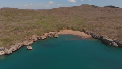 Increíble-Vista-De-Drones-De-La-Playa-Boka-Santu,-Cuyo-Nombre-Significa-Arena-Negra