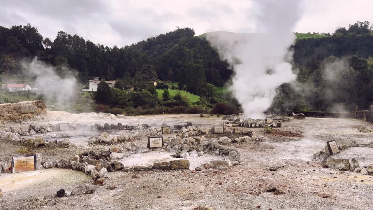 Fumarolas geotérmicas libertando vapor do solo vulcânico no vale das Furnas, ilha de São Miguel, Açores, Portugal.