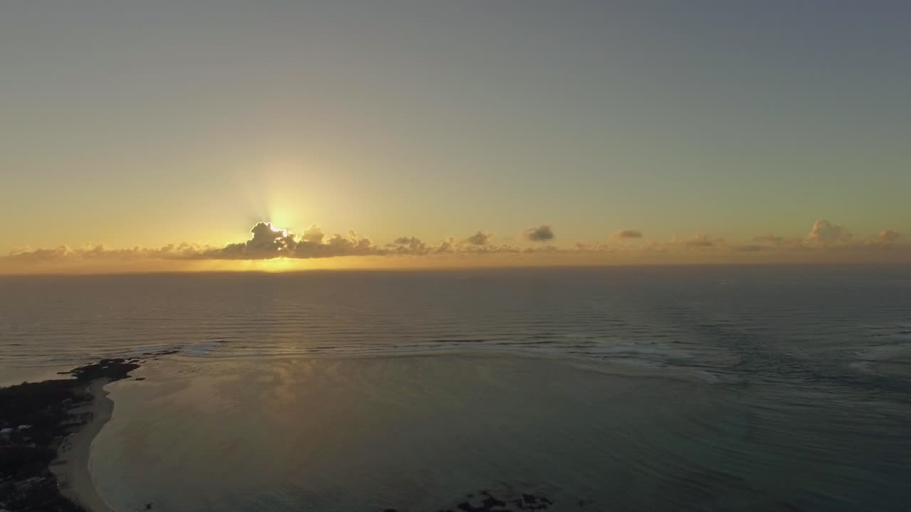 해가 지는 모리셔스 해안의 공중 사진