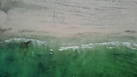 playa de olas abstractas en vista desde arriba.