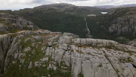 Gran-Bosque-En-Las-Montañas-Con-Una-Cascada-Entre-Los-árboles,-Noruega,-Drone,-Europa