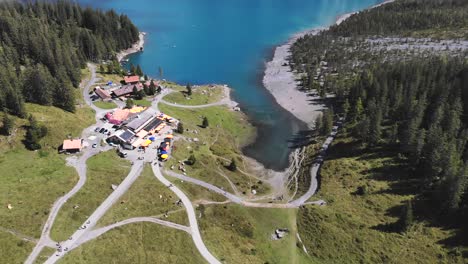 Antenne:-Oeschinensee-Zwischen-Felsigen-Bergen-In-Den-Alpen