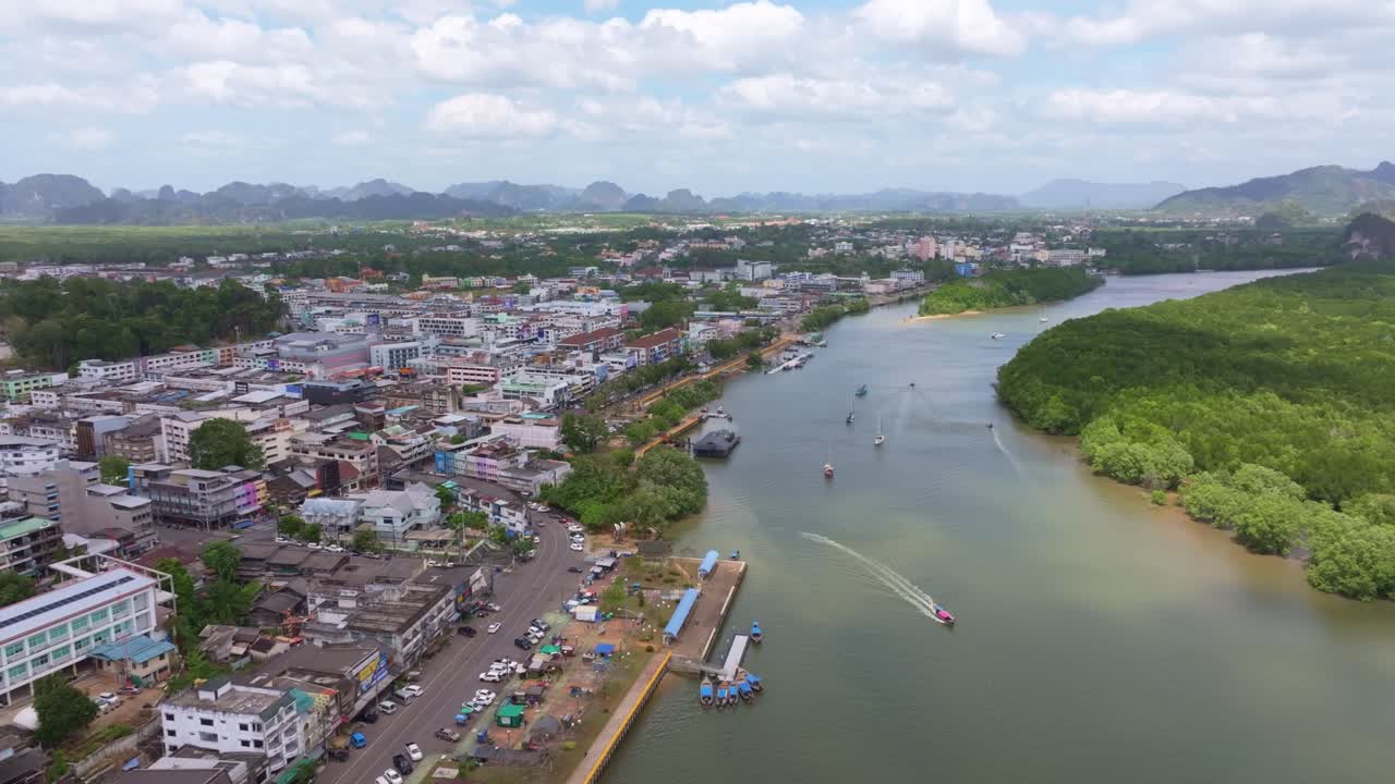 Vista aerea panoramica della città vecchia di Krabi, delle barche e del fiume, Thailandia