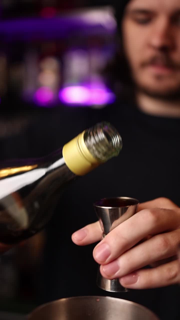 Barista che versa un liquore