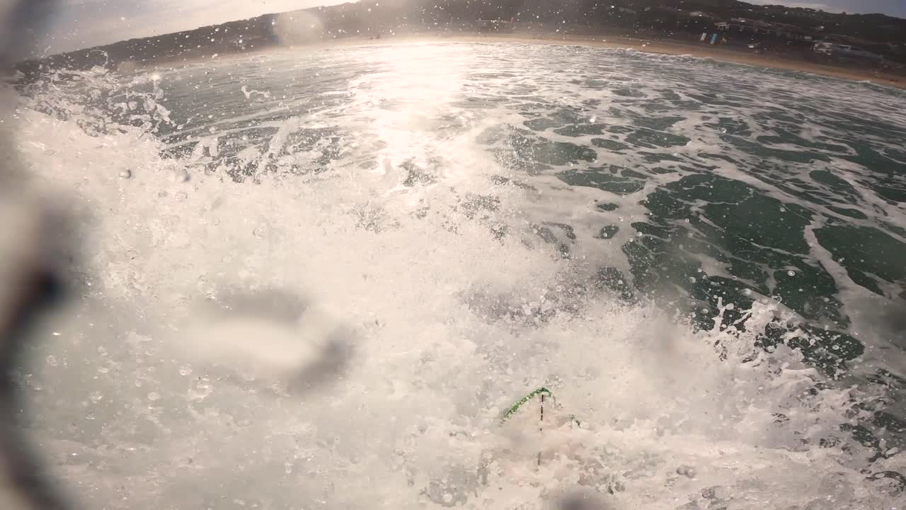 punto de vista de surfista extremo surf ola azul del océano, portugal