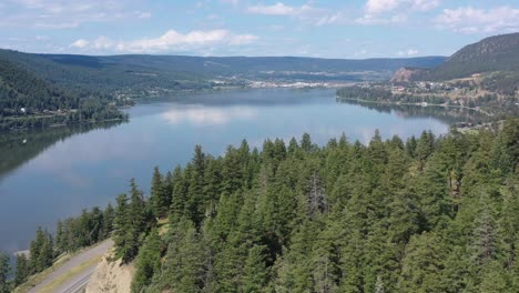 la autopista 97 se despliega en un paisaje impresionante junto al lago williams