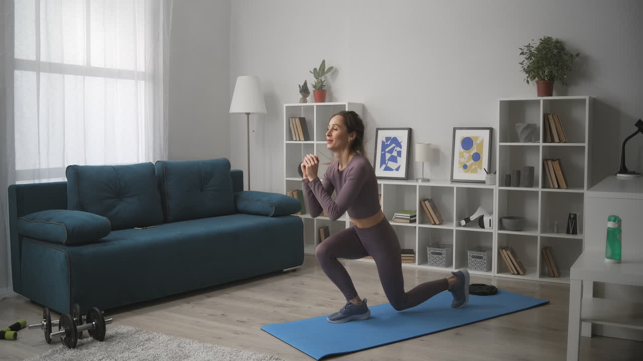 saltar y agacharse durante el entrenamiento en casa mujer está practicando fitness en cuarentena y bloqueo manteniendo en forma y figura delgada estilo de vida saludable