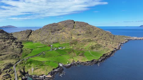 Los-Bacalaos-Del-Paisaje-De-Drones-Conducen-En-West-Cork,-Una-Carretera-Sinuosa-Serpentea-A-Través-De-Las-Montañas-A-Lo-Largo-De-La-Península-De-Irlanda-Clásica