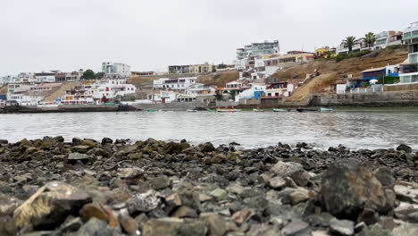 Ein-Nach-Oben-Geneigter-Schuss-Mit-Meerblick-Von-Einem-Felsenpier,-Dem-Wunderschönen-Strand-Von-San-Bartolo