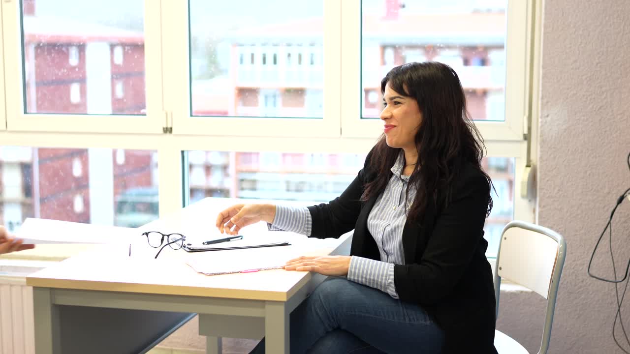 mujer de negocios en la oficina