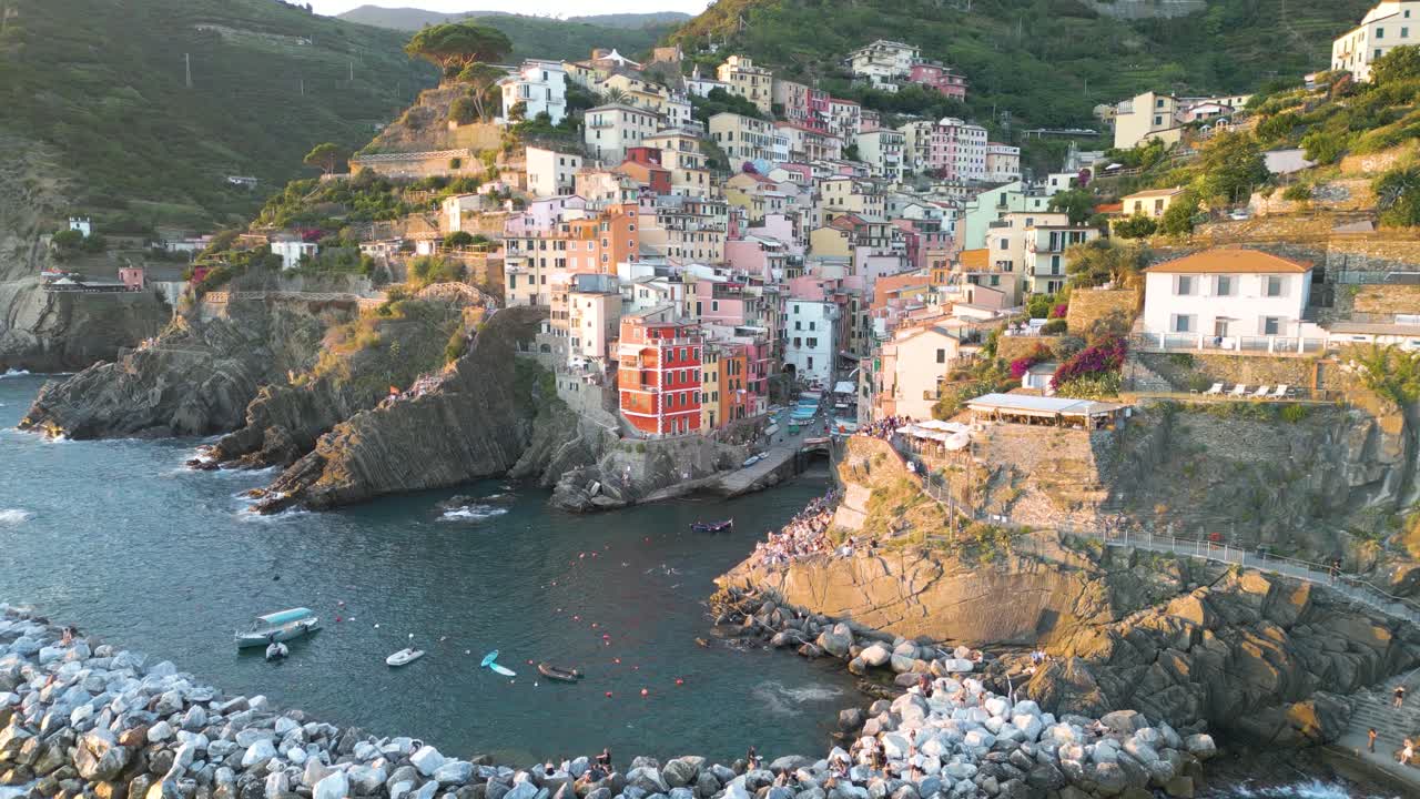 해가 지면 에 이탈리아 의 피네 테레 에서 해벽 에 부 ⁇ 히는 파도