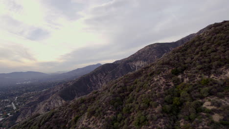 Un-Dron-Disparó-Sobre-Una-Gran-Cordillera-A-La-Hora-Dorada