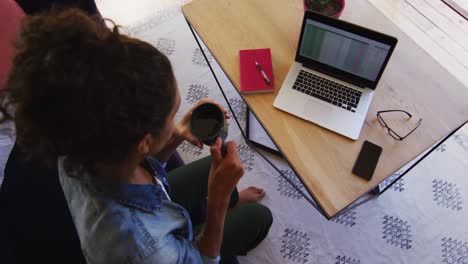 Mujer-Caucásica-Tomando-Café,-Usando-Una-Computadora-Portátil,-Trabajando-Desde-Casa