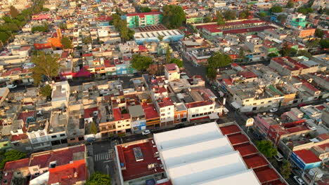 vista de aves aéreas vecindario de salvador diaz edificios de casas con tráfico vial
