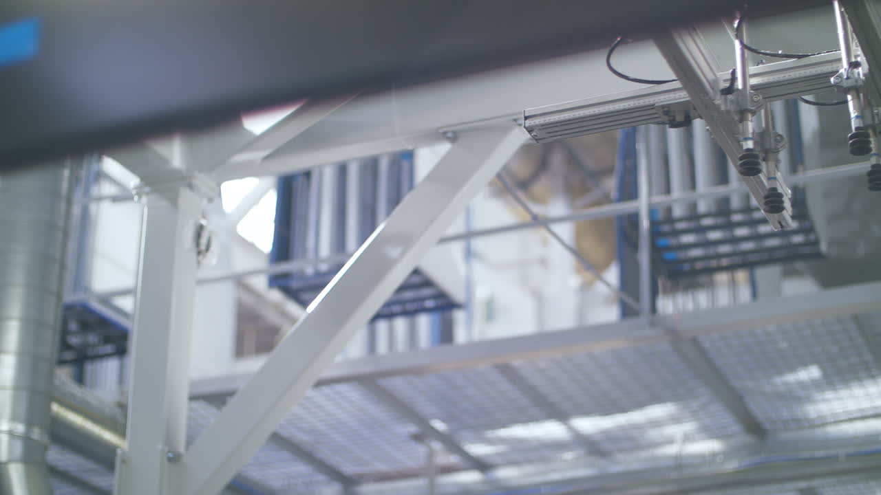 роботизированный манипулятор, работающий на конвейерной линии. фабрика бытовой техники