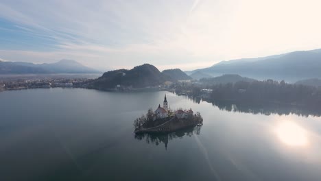 Iglesia-De-Bled-En-El-Lago-Bled-Durante-La-Puesta-De-Sol-En-Eslovenia