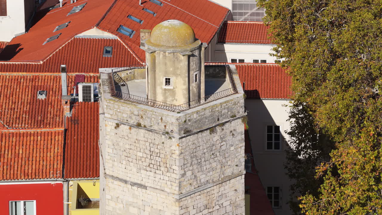 Vista aerea con drone di un'antica torre difensiva in pietra con una cupola erosa e architettura medievale a Zara, Croazia