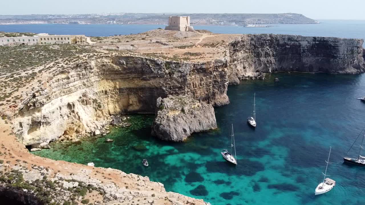 Vista aerea drone sulle alte scogliere di Comino, Malta