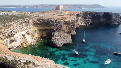 Luftdrohnenansicht-Auf-Hohen-Klippen-Von-Comino-Malta