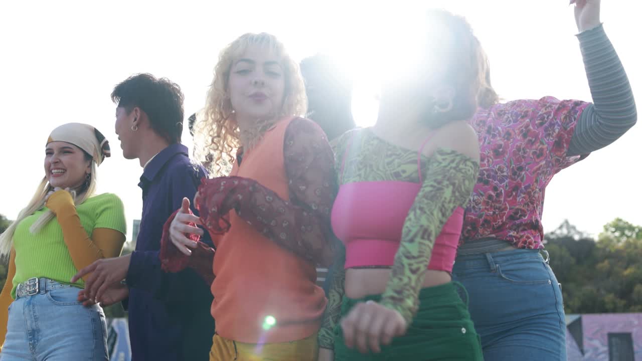 jóvenes felices bailando al aire libre en un evento festivo - concepto de fiesta y entretenimiento