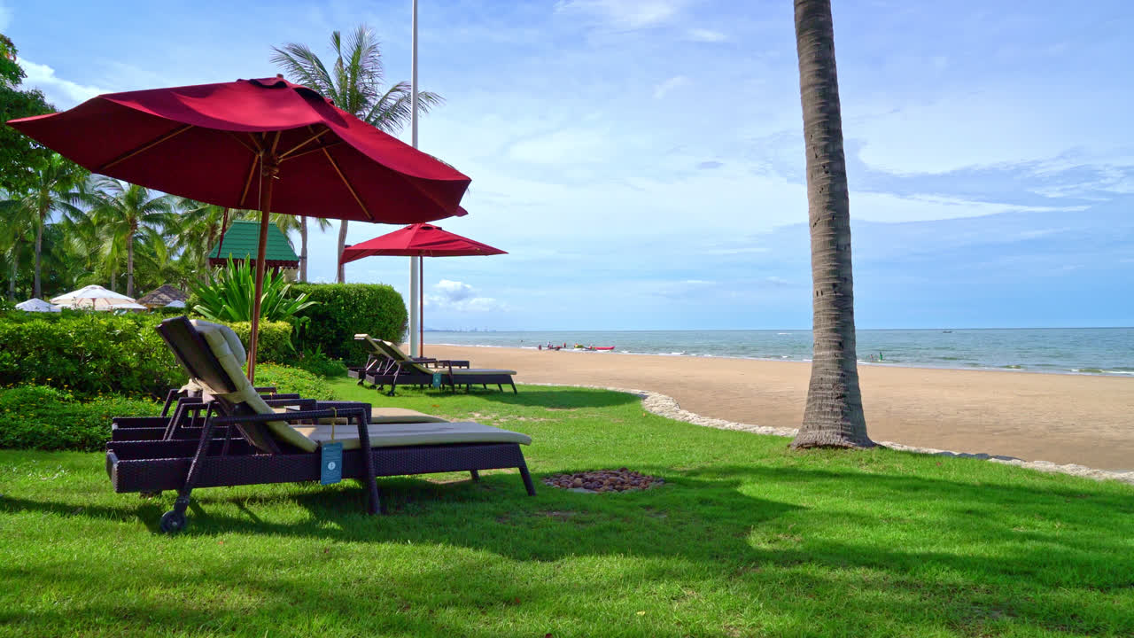 바다 해변 배경과 푸른 하늘과 햇빛과 빨간 우산과 비치 의자